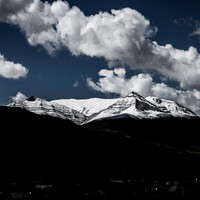 <strong>Der Berg hinter El Chalten zeigt nach Schneefällen seine interessante Schichtung</strong>