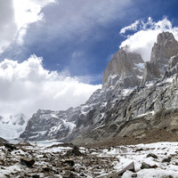 <strong>Rückweg über den Gletscher nach El Chalten. Links unter dem Breiten Felsgipfel dem Mocho befindet sich das Niponino. Rechts im Tal Fitz Roy in Wolken, die Poincenot und die <span>Aguja Rafael Juárez</span></strong>