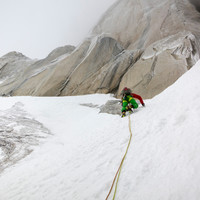 <strong>Ein kurzes, leichtes Schneeband führt nach links ums Eck zu dem Gully wo das Eisklettern beginnt</strong>