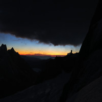 <strong>Sonnenaufgang Poincenot im Hintergrund</strong>