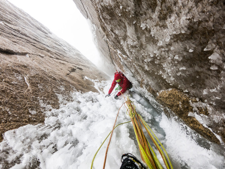<strong>Stefan klettert in Kamintechnik den Exocet-Gully empor. Der Eisaufbau war bei uns blumig-balkonig </strong>© Timo Moser
