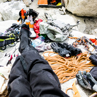 <strong><span>Zufrieden sitzen wir am nächsten Tag mit Sonnenschein auf dem wärmenden Stein im Niponino. <strong>Füße hochlagern und genießen</strong> </span></strong><span class=>© Timo Moser</span>