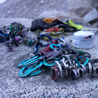 <strong>Unser Equipment für die Tour; Camalots (Friends), Eisschrauben, Expressschlingen und noch reichlich mehr </strong>© Stefan Brunner