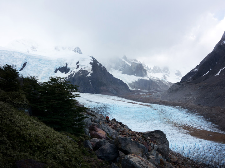 <strong><span><span>Einen spaltenreicher Torre Gletscher gilt es bis ins Niponino Lager zu queren. </span></span>Timo sucht gerade den Weiterweg hinab auf den Gletscher </strong>© Stefan Brunner