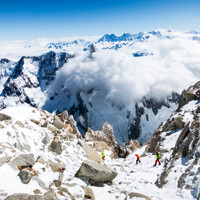 abstieg-fitz-roy.jpg <strong>Abstieg zu den Abseilpisten vom Fitz Roy. Im Hintergrund der wolkenverschleierte Cerro Torre</strong>