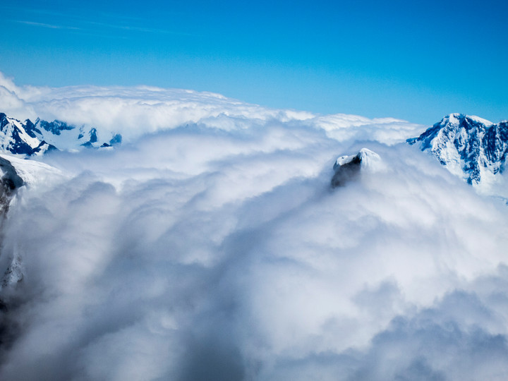 cerro-torre-gipfelspitze.jpg <strong>Der Cerro Torre ist den ganzen Tag über in Wolken gehüllt - der Grund für seine Unmengen Anraum<span> </span></strong><span class=>© Timo Moser</span>
