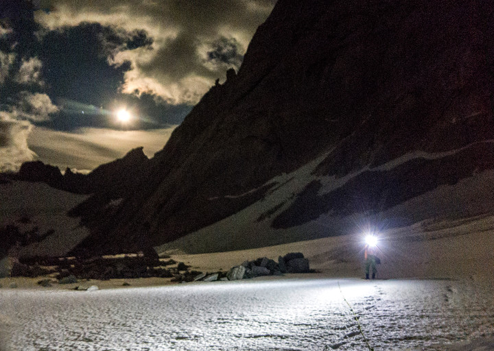 fitz-roy-gletscher-zustieg-nacht.jpg <strong>Nächtlicher Zustieg über den Gletscher zur Supercanaleta. <span>Während des Zustiegs reisst die Wolkendecke auf und der Mond kommt hervor - gewaltig </span></strong><span class=>© Timo Moser</span>