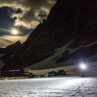 fitz-roy-gletscher-zustieg-nacht.jpg <strong>Nächtlicher Zustieg über den Gletscher zur Supercanaleta. <span>Während des Zustiegs reisst die Wolkendecke auf und der Mond kommt hervor - gewaltig </span></strong><span class=>© Timo Moser</span>