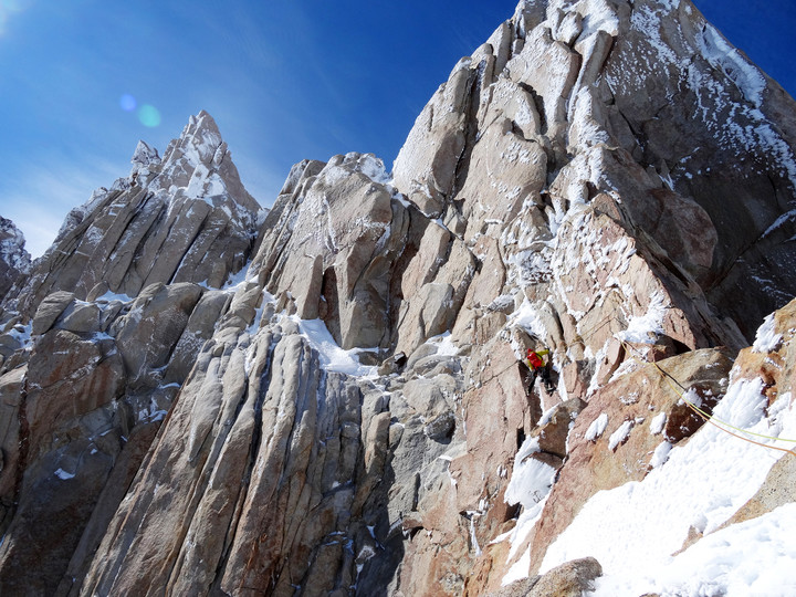 headwall-fitz-roy-supercanaleta.jpg <strong>Timo in einer wunderbaren Länge in der Supercanaleta kurz vor dem Ausstieg</strong> © Roli Striemitzer