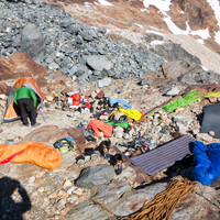 pedra-negra-material-trocknen.jpg <strong>Am nächsten morgen trocknen wir all unser Material und deponieren es hinter einem Stein</strong>