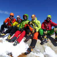 sepp-roli-peter-stefan-timo-fitz-roy-gipfel.jpg <strong><strong><span>Unser gemütlichster Gipfeltag dieser Reise - windstill und sonnig. </span>Sepp, Timo, Peter, Roli und Stefan am Fitz Roy </strong> </strong>© Sepp Inhöger