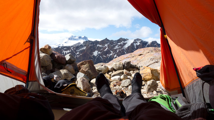 zeltblick-pedra-negra-patagonien.jpg <strong><strong>Blick aus unserem Zelt. Bei dieser Helligkeit und Tageszeit fällt uns das Schlafen ziemlich schwer </strong> </strong>© Stefan Brunner