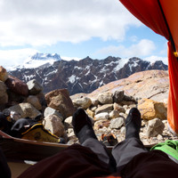 zeltblick-pedra-negra-patagonien.jpg <strong><strong>Blick aus unserem Zelt. Bei dieser Helligkeit und Tageszeit fällt uns das Schlafen ziemlich schwer </strong> </strong>© Stefan Brunner