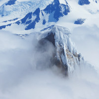 cerro-torre-gipfel-nebel.jpg <strong><strong>Der Gipfeleispilz des Torres ist spektakulär an die steilen Granitwände geklebt </strong> </strong>© Sepp Inhöger