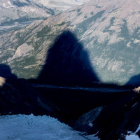 schatten-fitz-roy.jpg <strong><strong>Der Fitz Roy wirft einen großen Schatten ins Tal </strong> </strong>© Stefan Brunner