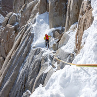 timo-moser-supercanaleta.jpg <strong><strong>Timo quert eine leichter Schneerampe im oberen Bereich der Supercanaleta </strong> </strong>© Stefan Brunner