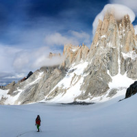 supercanaleta-gletscher.jpg <strong>Fitz Roy mit der Supercanaleta (kerzen gerader Schneeschlauch) im Hintergrund, Stefan beim Zustieg im Vordergrund</strong>