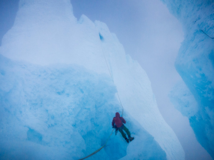 abseilen-rappling-down-snow.jpg </p>
<p><strong>Abseilen bei widrigen Verhältnissen die Kamera vereist sofort<span> </span></strong><span class=>© Timo Moser</span></p>
<p>