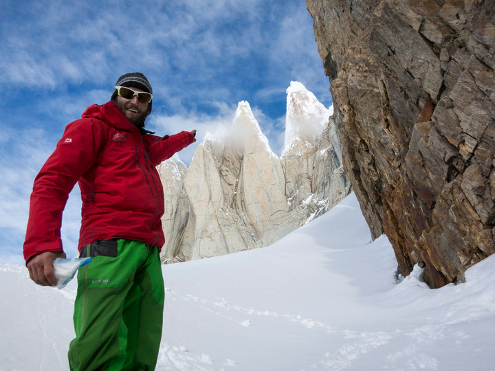 cerro-torre-egger-punta-heron-westwand.jpg <strong><span>Der Cerro Torre zeigt sich verwegen und <strong>verschleiert </strong>hinter Wolkenfetzen.</span><span class=> </span>Stefan zeigt in gebotener Geilheit auf unser morgiges Ziel </strong><span class=>© Timo Moser</span>