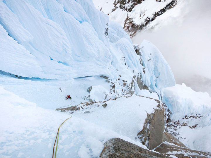 brunner-nachstieg-ice-climbing.jpg <strong><span>Ausdauernde Eiskletterei vom Feinsten,</span><span class=> </span>Blick zurück - eine wilde Umgebung </strong><span class=>© Timo Moser</span>