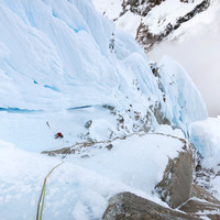 brunner-nachstieg-ice-climbing.jpg <strong><span>Ausdauernde Eiskletterei vom Feinsten,</span><span class=> </span>Blick zurück - eine wilde Umgebung </strong><span class=>© Timo Moser</span>