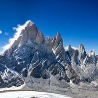 fitz-roy-panaroma.jpg <strong>Das Fitz Roy Panorama in voller Breite. Von links unten beginnend: Filo del Hombre Sentado (Sitting Man), Fitz Roy, De la Silla, Desmochada, Poincenot, Rafael Juarez, Saint Exupery und De I'S (wo das kleine Wölkchen drauf sitzt)</strong>