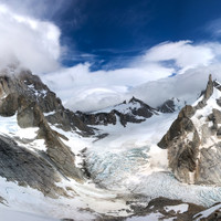 gletscher-fitz-roy-sitting-man.jpg <strong>Vom Passo Cuadrado aus bietet sich uns ein herrlicher Blick. In wolken gehüllt der Fitz Roy</strong>