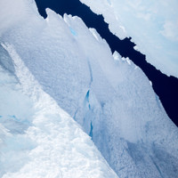 headwall-virgin-jungfräulich.jpg <strong>Gipfelseillänge mit der markanten Schneerippe die in dem blauen Loch endet. Jungfräuliche Verhältnisse bevor die Wühlmaus startet</strong>