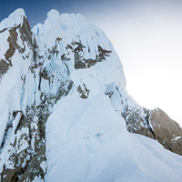 ragni-torre-westwand.jpg <strong>Routenübersicht; zuerst leichtes Mixedgelände gefolgt von steilen Eislängen die durch den blauen Schlitz ganz links oben führen</strong>