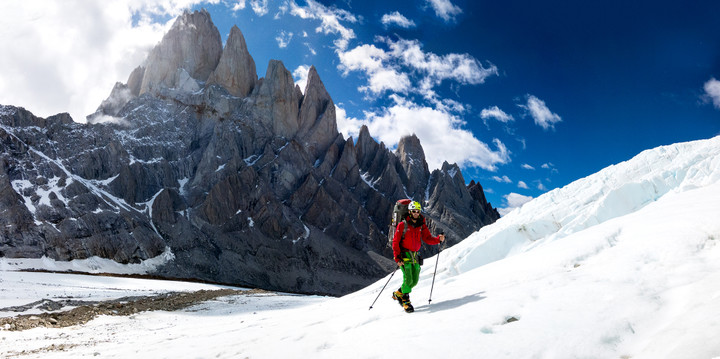 stefan-brunner-zustieg-gletscher-sonne.jpg <span><strong>Stefan bei wunderbaren Wetter im Aufstieg zum Col Standhardt, im Hintergrund der Fitz Roy</strong> </span><span class=>© Timo Moser<br /></span>