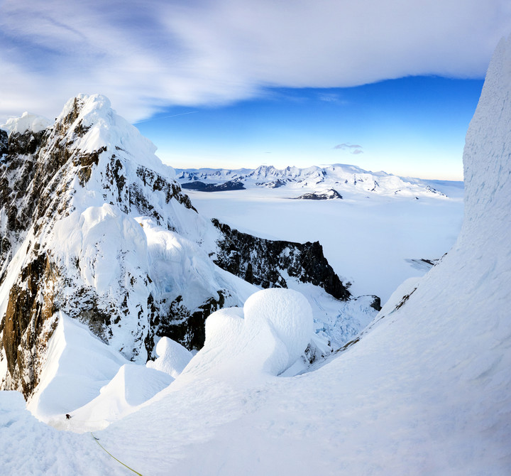 ragni-ferrari-route.jpg <strong>Stefan steigt gerade die ersten steileren Eislängen in surreal fantastischer Umgebung zum Elmo nach. <span>Die Fantasiekletterei kann beginnen - Anraum, Eis und Schnee sind die Elemente </span></strong><span class=>© Timo Moser</span>