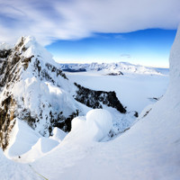 ragni-ferrari-route.jpg <strong>Stefan steigt gerade die ersten steileren Eislängen in surreal fantastischer Umgebung zum Elmo nach. <span>Die Fantasiekletterei kann beginnen - Anraum, Eis und Schnee sind die Elemente </span></strong><span class=>© Timo Moser</span>