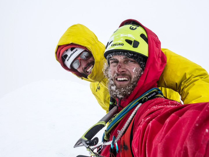 timo-moser-stefan-brunner-gipfel-cerro-torre.jpg <strong>Stefan und Timo am Gipfel des Cerro Torre. Geschafft - nach mehr als 3 Stunden Reinigungsarbeit stehen Stefan und ich am Gipfel des Cerro Torre </strong>© Stefan Brunner