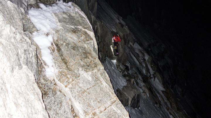 mixedpassage-zustieg-westwand-torre.jpg <span><strong>Nachts klettern wir im Zustieg drei Mixedlängen und steigen weiters über Schneegelände bis zum Col de la Esperanza empor</strong> </span><span class=>© Stefan Brunner</span>