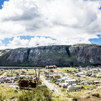 <strong>Das kleine Bergsteigerdorf El Chalten mit dem Felsriegel im Hintergrunde. Hier befinden sich einige Klettergärten und ca. 5 Mehrseillängenrouten von 6a-6c</strong>