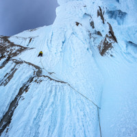 eispassage-steil-spektakulaer.jpg <strong>Die neunzig Grad steilen sehr strukturlosen, glatten und anstrengenden Eislängen beginnen </strong>© Stefan Brunner