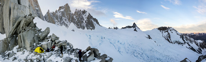 <strong><strong>Wunderschöne Abendstimmung am Passo Superior mit u</strong>nserem, mit Aguja Guillaumet, Aguja Mermoz und Cerro Fitz Roy im Hintergrund </strong> <span class=>© Timo Moser</span><strong><span class=><br /></span></strong>