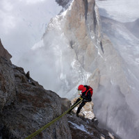 <strong>Abseilend gehts hinab, im Hintergrund sieht man den Gipfel des <span>Aguja Rafael Juárez </span></strong>© Stefan Brunner