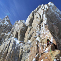 headwall-supercanaleta.jpg <strong><strong>Stefan, Roli und Timo klettern der Sonne entgegen </strong> </strong>© Sepp Inhöger