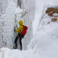<strong>Ich kann eine solide Eisschraube setzen bevor es in den felsigen Abschnitt geht<strong><strong> </strong> </strong></strong>© Stefan Brunner