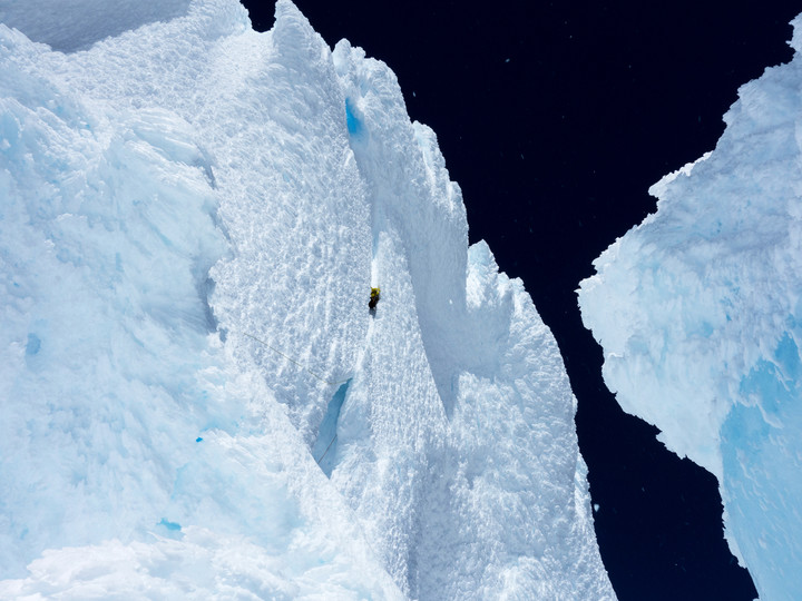 <strong>Jungfräuliche Headwall - Timo beim Graben, Schaufeln und Schuften in der Headwall der Ragni </strong>© Stefan Brunner