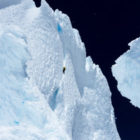 headwall-timo-moser-leading.jpg <strong>Jungfräuliche Headwall - Timo beim Graben, Schaufeln und Schuften in der Headwall der Ragni </strong>© Stefan Brunner