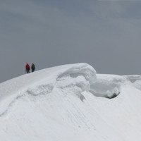 fuehrungstour-westalpen-sprungseil.jpg Führungstour am Rochefortgrat in Chamonix, Bergführer mit Gast am Sprungseil.