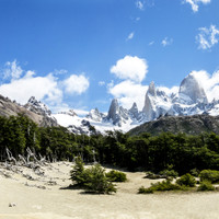 <strong>Der Fitz Roy auch Rauchender Berg genannt ist mit 3405 m die größte Erhebung dieser Gebirgskette. Links davon ist die Poincenot</strong>