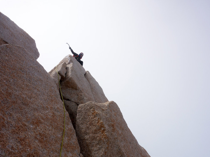 <span><strong>Timo für wenige Sekunden bei starkem und eisigem Wind am Gipfel der Poincenot</strong> </span><span class=>© Stefan Brunner</span>