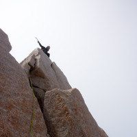 <span><strong>Timo für wenige Sekunden bei starkem und eisigem Wind am Gipfel der Poincenot</strong> </span><span class=>© Stefan Brunner</span>