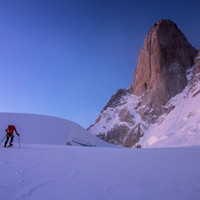 </p> <p><strong>Zustieg zur Whillans-Cochrane auf die Poincenot mit Schneeschuhen im Morgenlicht </strong><span>© Stefan Brunner</span></p> <p>