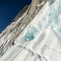 <strong>Timo quert unter dem Bergschrund zur Whillans-Cochrane Rampe </strong>© Stefan Brunner