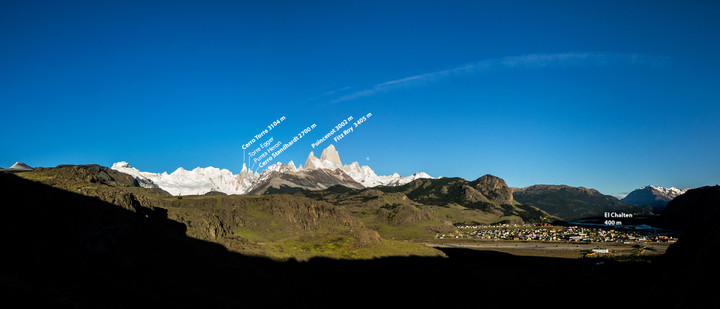 </p> <p><strong>Gipfelbeschreibung und Übersicht über das kleine Dörfchen El Chalten Cerro Solo (Schneeberg), Adela Kette, Cerro Torre, Torre Egger, Punta Heron, Cerro Standhardt, Poincenot und Fitz Roy von v.l.n.r.</strong> © Timo Moser</p> <p>