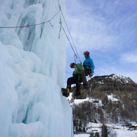 Bergrettung-eisklettern-alfred-dworak.jpg Bergrettung beim Eiskletterkurs in Heiligenblut - Einmann-Bergetechnik am Eisfall